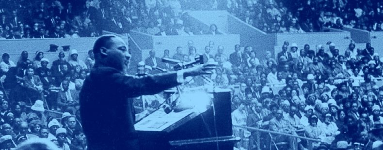 马丁·路德·金的照片在讲台前的人群,蓝色的过滤器。