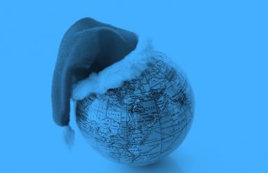圣诞老人帽子，蓝色滤镜的地球仪