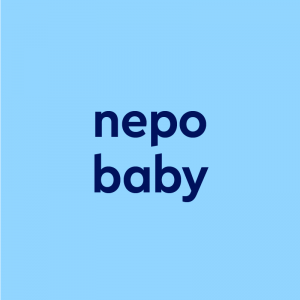 深蓝色文字“nepo baby”，蓝色背景