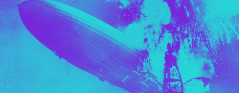 兴登堡飞艇爆炸在一个蓝色和紫色过滤器