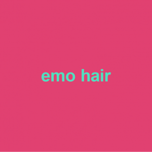粉红色背景,绿色字emo头发