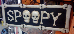 万圣节装饰的图片上有“spooky”这个词，拼写为“spooky”，两个骷髅头和字母“O”一样