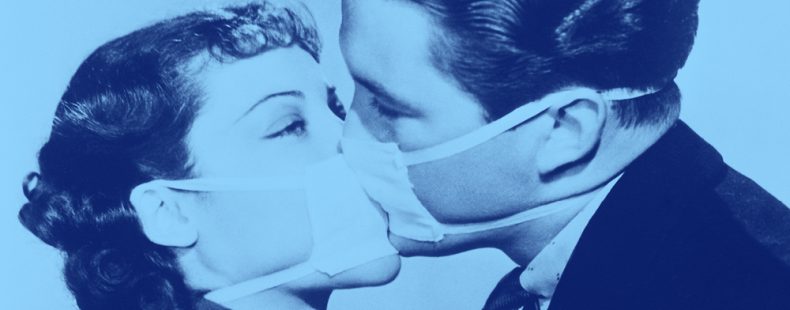 男人和女人戴着面具接吻，蓝色滤镜