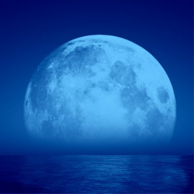 月亮的特写,蓝色的过滤器