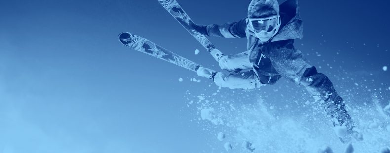 滑雪跳过雪,蓝色的过滤器。