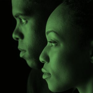 侧视图的两个年轻的非洲裔美国人在黑色背景