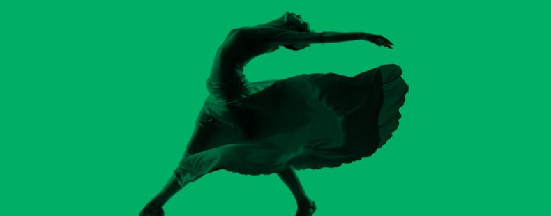 拉丁舞者的姿势,绿色背景。