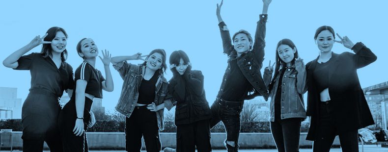 蓝色过滤图像女孩韩国流行音乐乐队带来的相机。