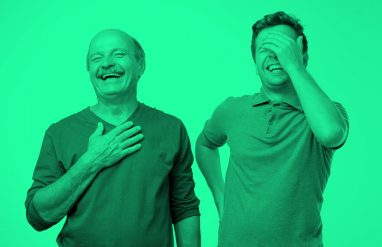 老和年轻男人笑;绿色滤光片