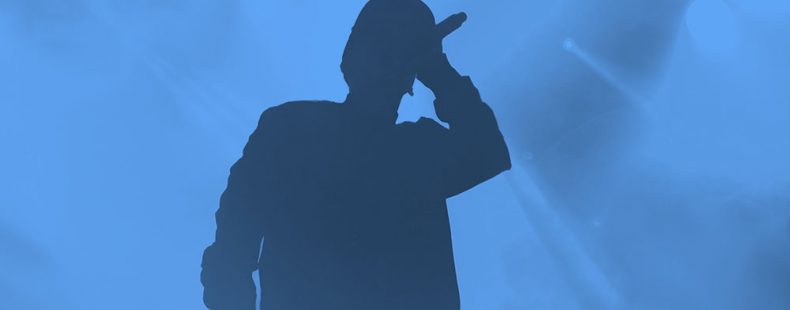 嘻哈歌手在舞台上;蓝色的过滤器